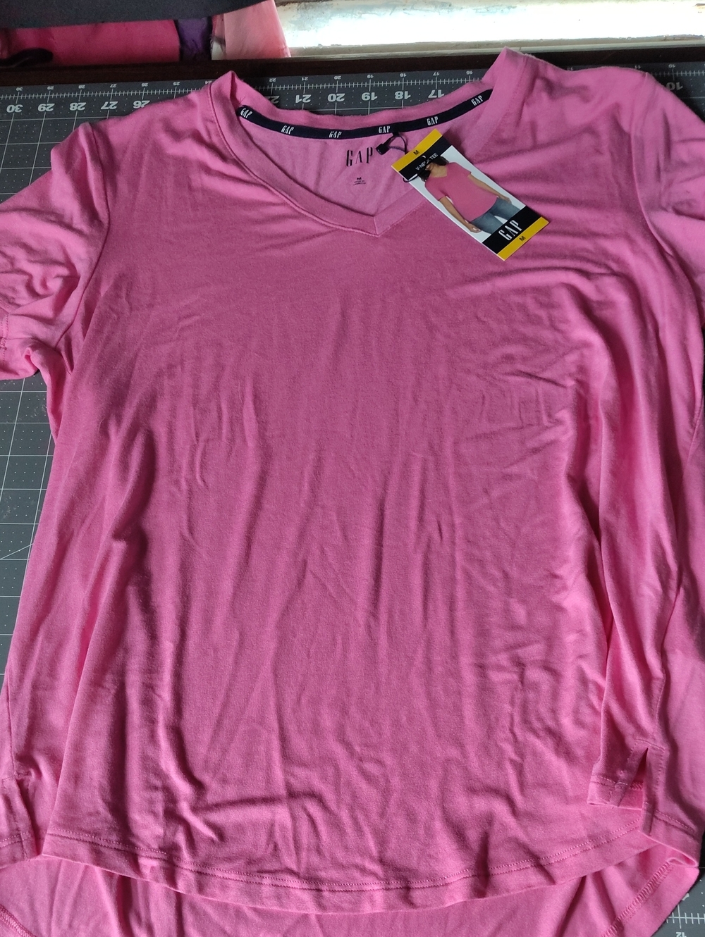 GAP Women's Bright Pink V‑Neck Short Sleeve Tee